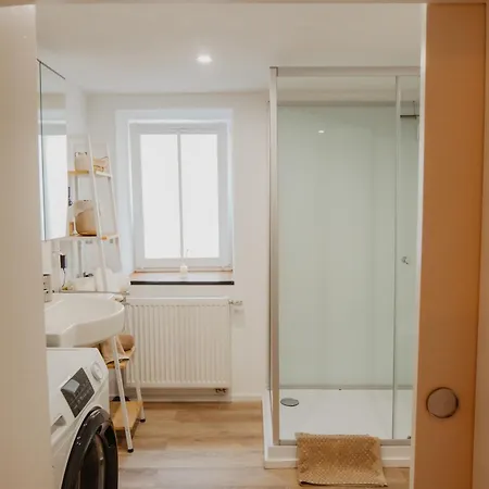 Jasta Homes Mosel, Zentral, Netflix, Waschmaschine, Terrasse, Privateingang, Erdgeschoss, ältester Weinort Deutschlands Apartment *